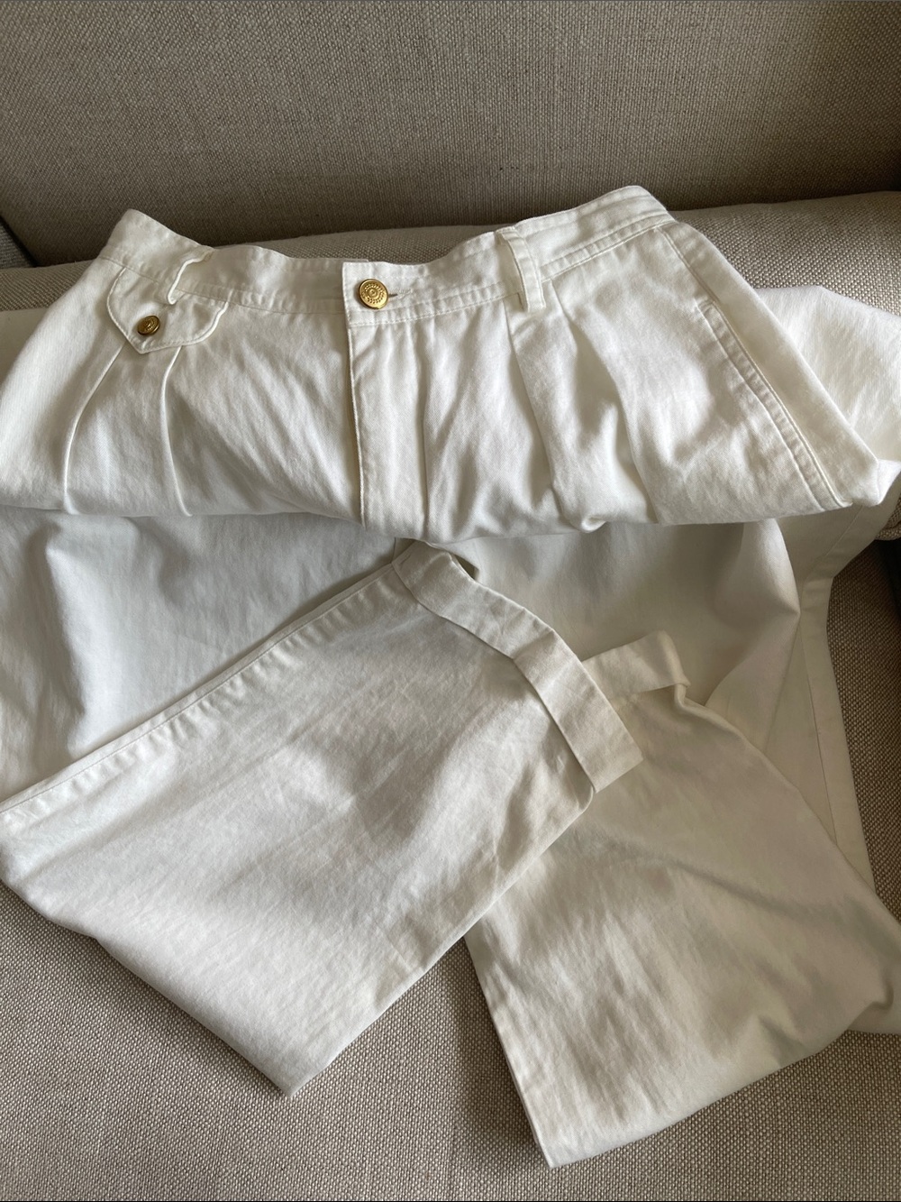 High-Rise vintage White Pleated Chinos - Classic Tailored Fit gold buttons